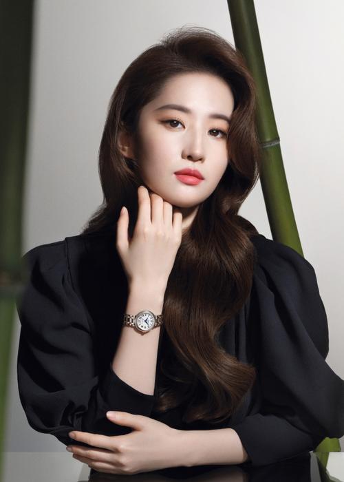 风靡全城，《热血合击》代言人刘亦菲现身玛法，引众人瞩目！