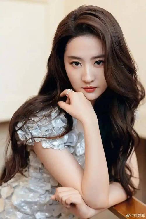 《热血合击》女神刘亦菲华丽亮身玛法大陆,全城战士列阵迎接!